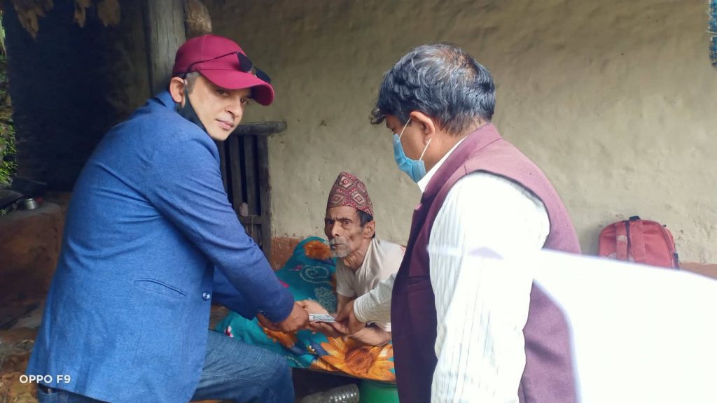 स्याङ्जा सहयोग समाज अन्तर्राष्ट्रिय समन्वय समितिद्वारा आचार्यलाई आर्थिक सहयोग