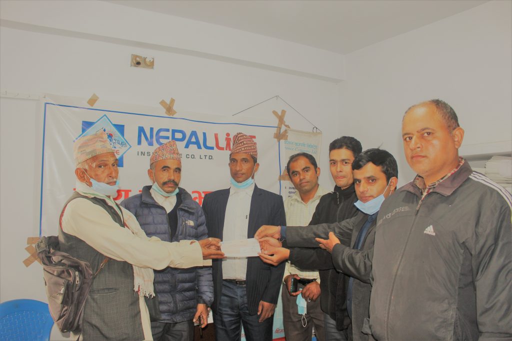 नेपाल लाइफद्वारा १० लाख २४ हजार ३ सय ७५ रुपैयाँ मृत्यु दाबी भुक्तानी