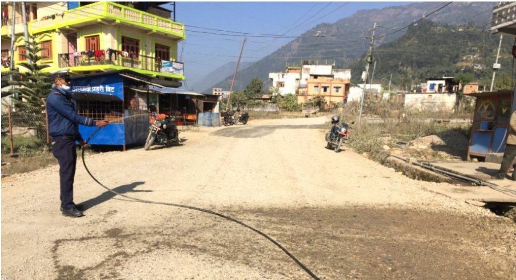 धुलाम्य सडकमा पानी छ्याप्दै ट्राफिक प्रहरी