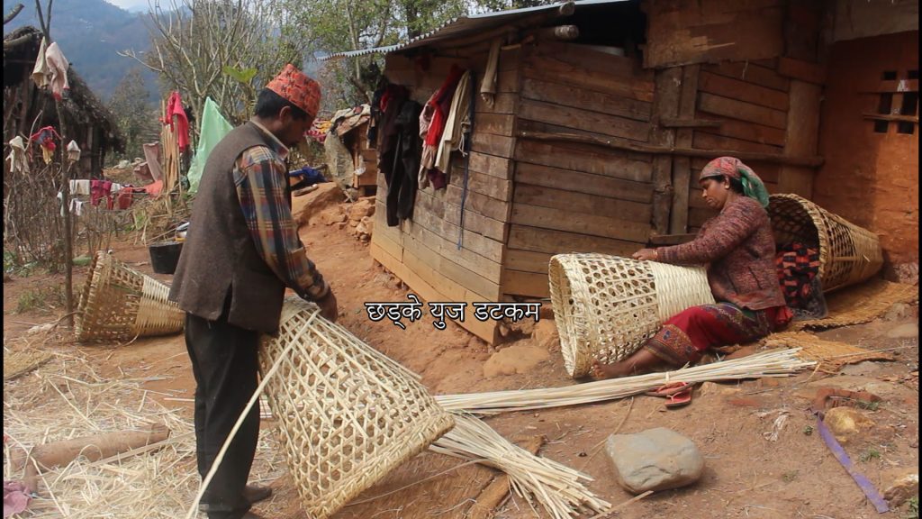डोको बुनेर घर खर्च चलाउँदै गुल्मी घमिरका सुकुम्बासी बस्ती
