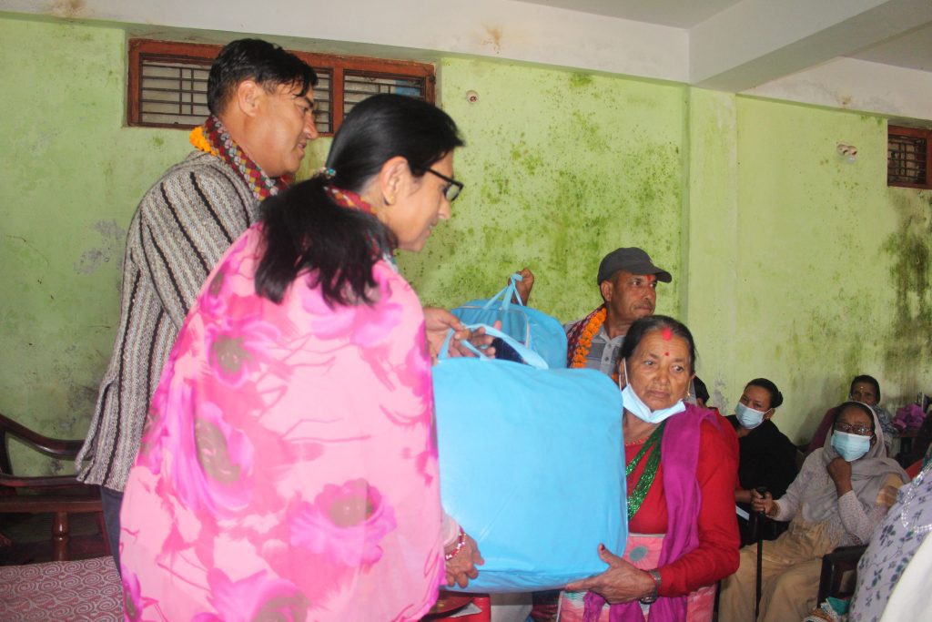 रेसुङ्गा नगरपालिका २ को वडा कार्यालय द्वारा लाभग्राहीलाई हिल टंकी, बलाङ्केट र धागो बितरण