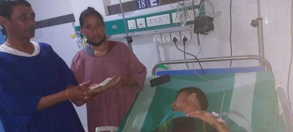 मृगौला पिडित अनन्त बहादुरलाई तम्घासका रेग्मी परिवारबाट आर्थिक सहयोग
