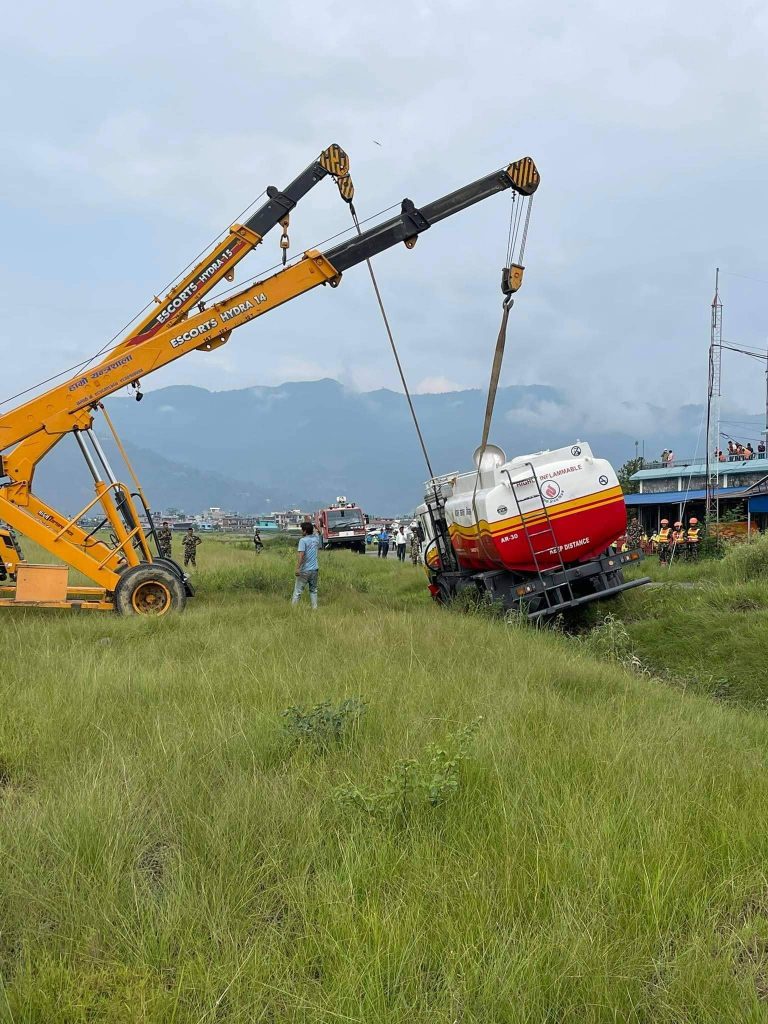 पोखरा विमानस्थलमा तेलको ट्यांकर पल्टिएपछि उडान अवरुद्ध