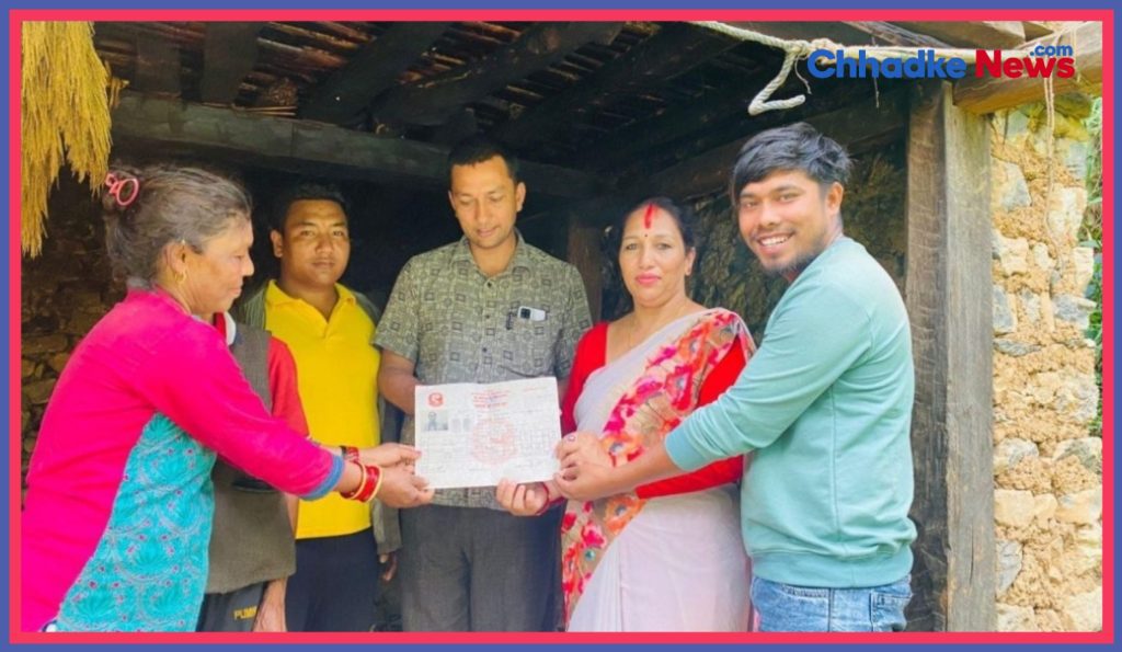 ओडारमा बसेका परिवारलाई समाजसेवी थापाले किनिदिए घर बनाउन घडेरी
