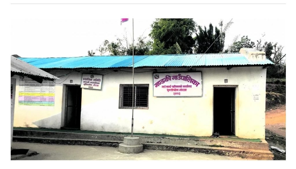 गाउँपालिकाले करारका कर्मचारी हटाएपछि स्वास्थ्य सेवा बन्द