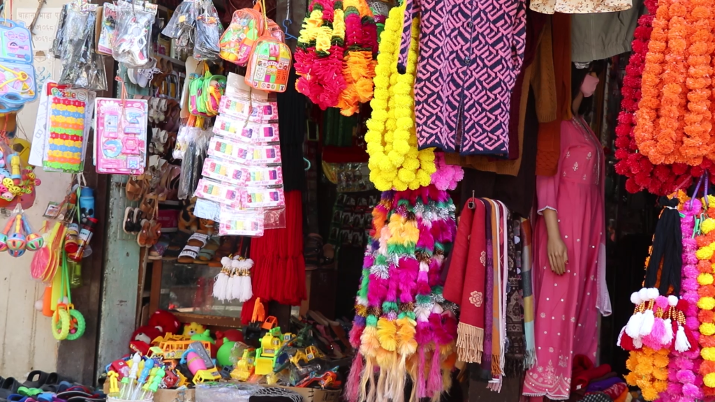 प्राकृतिक फुलको साटो गुल्मीका अधिकाशं बजार कृत्रिम मालाले झकिझकाउ