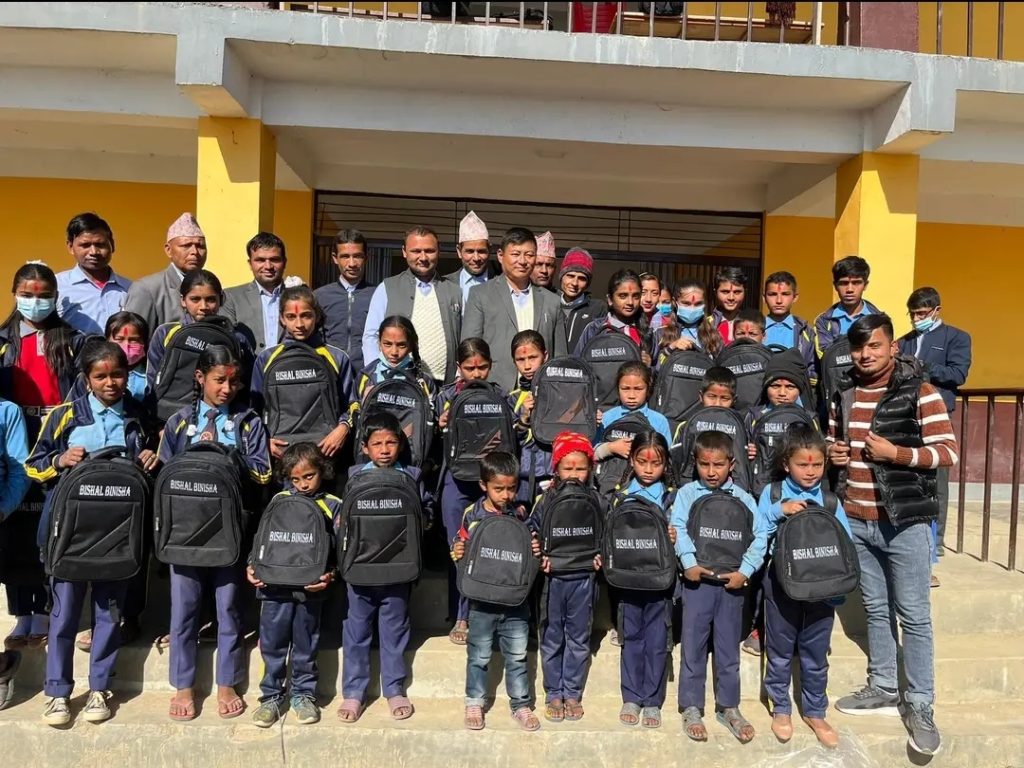 संचारकर्मी पन्थीको पहलमा गरिब तथा विपन्न विद्यार्थीलाई नि:शुल्क झोला बितरण