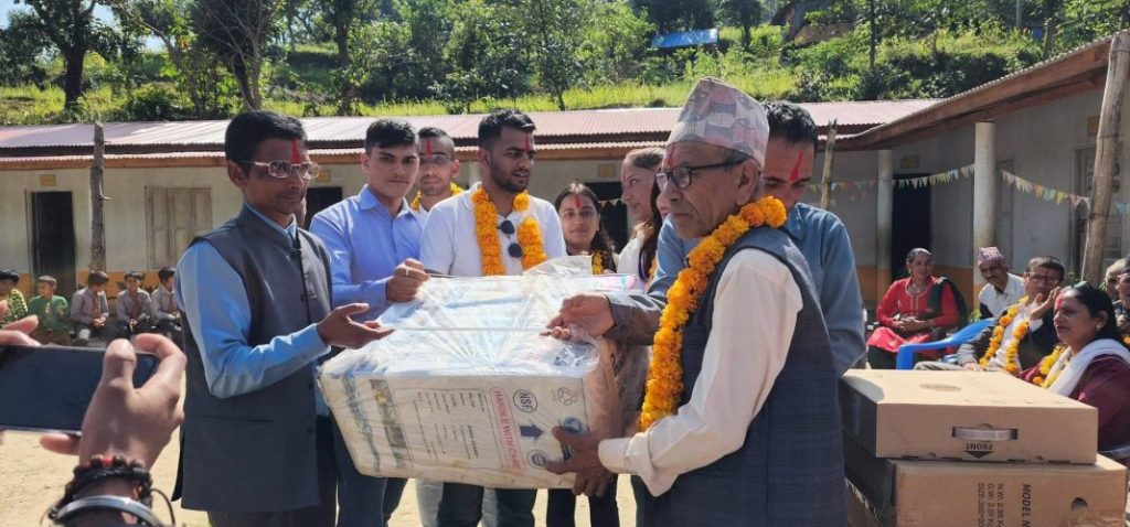पूर्व विद्यार्थीद्वारा खन्युखर्क आधारभूत विद्यालयलाई शैक्षिक सामग्री प्रदान