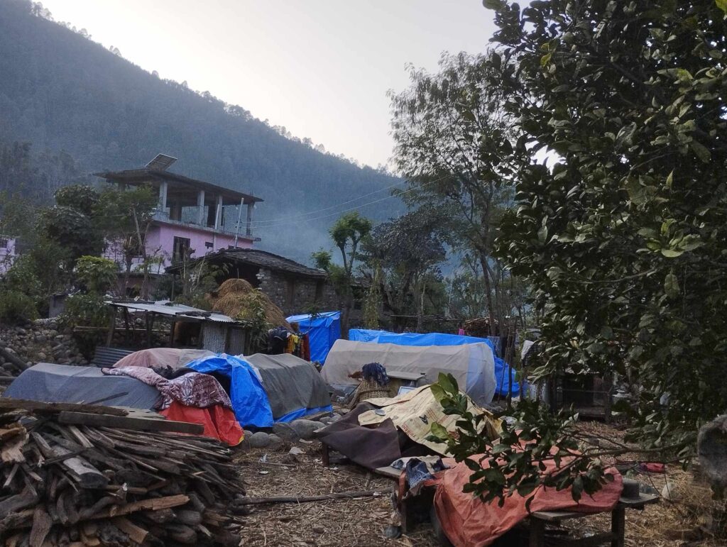 एमाले गुल्मी अध्यक्ष सहित १५ जनाको टोली भुकम्प प्रभावित क्षेत्रमा पुन:निर्माणमा